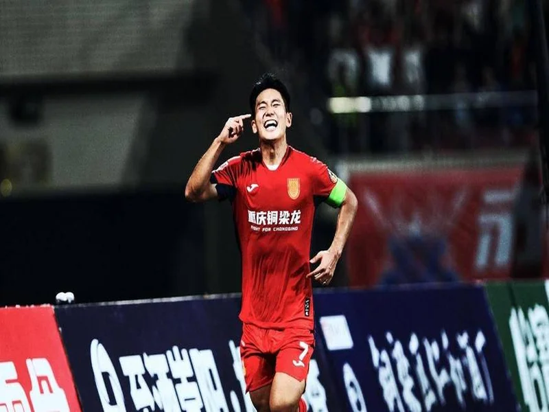 登顶中超!十人铜梁龙2-1三镇5轮不败 杜月徵染红张志雄造两球